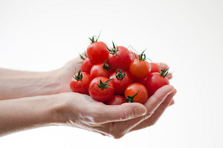妇女手中的樱桃番茄午休美食绿色沙拉食材食物饮食西红柿健康营养素图片