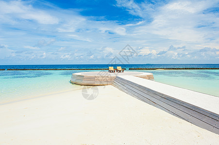 座椅珊瑚异国假期椅子甲板蓝色天空热带海洋环礁图片