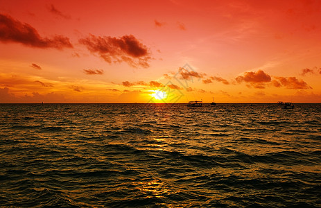 马尔代夫的日落天际地平线海景太阳黄色波浪光束橙子反射海洋图片