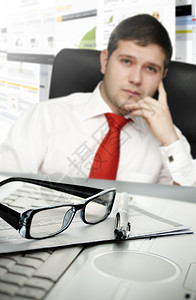 办公商务人员电脑眼镜网站男人签名桌子套装笔记本经理贷款图片