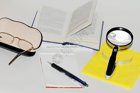 受试者阅读书笔记本写作眼镜白色放大镜学习背景