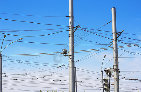 铁路铁路的轨迹和蓝色天空相距不远的斜线接线技术布线电气公用事业电压电报高架火车危险图片
