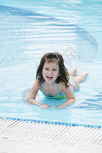 游泳池里的小女孩头发女孩眼睛水池微笑晴天运动孩子游泳青年图片