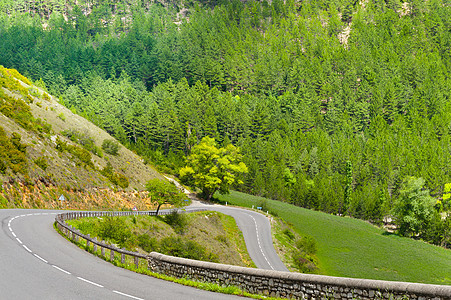 蛇纹素旅行国家运输森林缠绕农场种植园安全路标高山图片