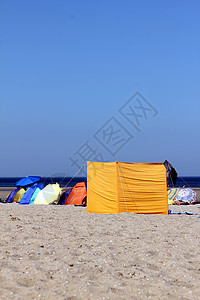 沙滩上不同的防晒装置蓝色海景太阳橙子旅行帐篷旅游天空危险齿轮图片