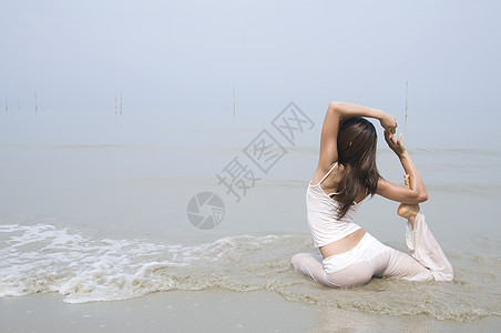 在海滩上做瑜伽的亚洲女孩冥想运动海洋天空日出卫生活力体操训练身体图片