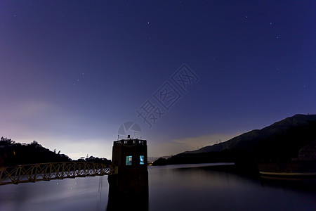 湖边夜间风景图片