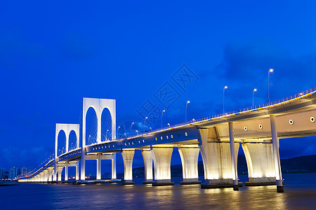 澳门的赛凡大桥 晚上场景中心海洋紫色两极建筑天空游客灯光灯柱图片