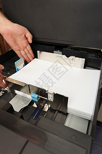 将A4纸张插入激光复印机中办公室打印机印刷白色机器扫描器商业电子产品文档电子图片
