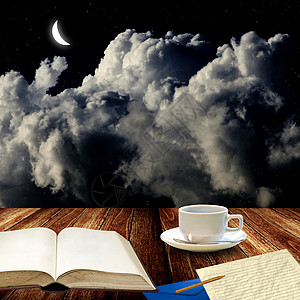 开放书本 晚上喝咖啡以写信图片