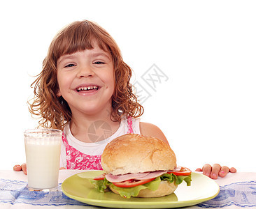 带三明治和牛奶的快乐小女孩图片
