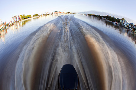 在河边港口奢华竞赛旅行车道汽艇巡航力量波浪机器图片