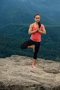 山区瑜伽     妇女眼目10图片
