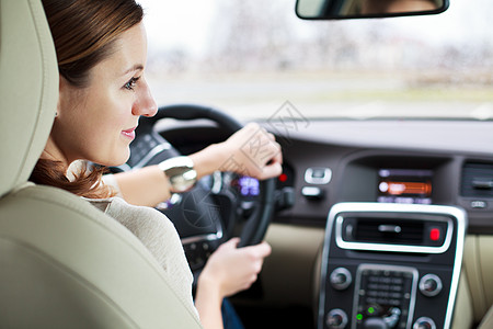 驾驶汽车的妇女太阳镜车轮座位男性安全车辆全球交通旅行运输图片