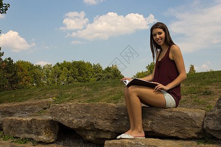 公园里的美貌女孩阅读 - 复制空间图片