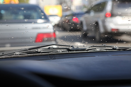 挡风玻璃上的雨滴玻璃街道城市风暴薄雾天气通道商业小时交通图片