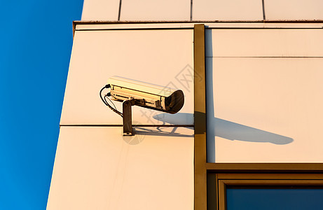 监视摄像头危险街道蓝色电气隐私控制城市电缆房子监控图片