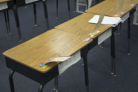 教室服务台黑板水平前景课堂桌子学习棕色教育木头绿色背景图片