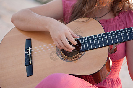 穿着裙子的女孩弹吉他太阳吉他歌手魅力天空国家金发粉色乐器笔记图片
