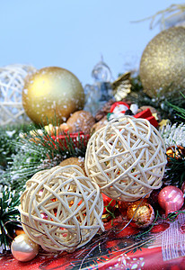 圣诞节装饰品蜡烛云杉糖果桌子金子松树薄片锥体花圈雪花图片