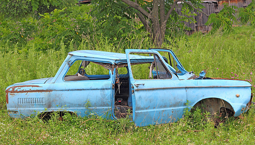 老旧损坏的生锈汽车残骸图片