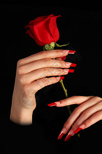 手指长指甲和美美指甲的人类手指 在黑色上隔绝美甲魅力辉煌温泉艺术紫色拇指女性女孩们化妆品图片