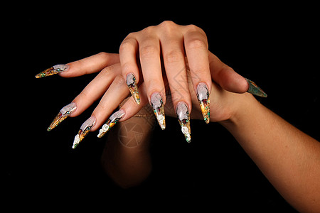 手指长指甲和美美指甲的人类手指 在黑色上隔绝皮肤治疗拇指绘画艺术身体抛光魅力辉煌美甲图片