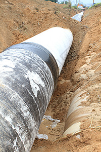 一条长长的输油管道 在农村衬垫地球黏土地面聚合物塑料图片