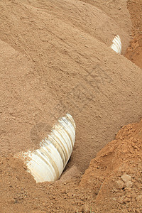 一条长长的输油管道 在农村地球地面黏土衬垫塑料聚合物图片