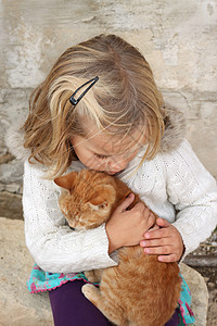 有小猫的孩子投标友谊宠物谷仓橙子亲热拥抱压痛动物女孩背景图片