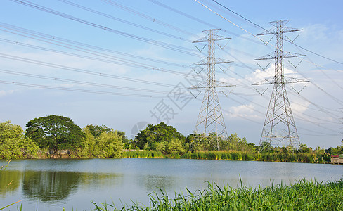 池塘边高压电压塔工程天空技术电缆环境活力植物金属力量网络图片
