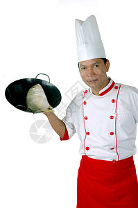 厨师在黑煎锅上拿着生鱼炊具午餐味道职业餐厅盘子勺子烹饪赞成工作图片