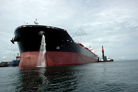 一艘大油轮的船弓船头巡航出口港口地平线码头通讯油船反射旅行图片