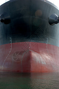 一艘大油轮的船弓巡航货物贸易港口船头码头镇流器货运油船载体图片