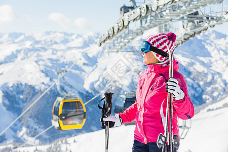 快乐滑雪者椅子乐趣运动季节活动运动员旅行女士微笑电缆图片