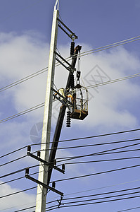 电工对电线杆进行电气维修图片