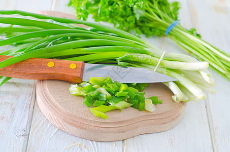 新鲜绿绿洋葱木板木头生长香料厨房美食蔬菜草本植物芳香图片