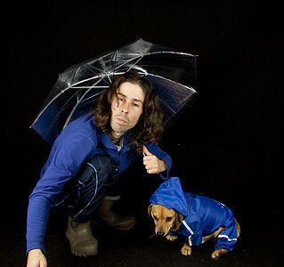 雨狗宠物雨衣卡通片季节孩子男生沙发乐趣动物朋友图片