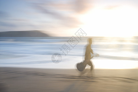 一个人带着吉他走在海滩上男性假期自由蓝色日落吉他手音乐家音乐乐趣活动图片