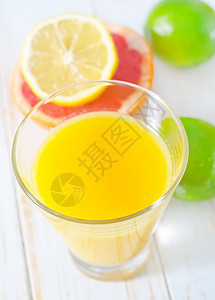 果汁加果汁饮料玻璃植物木头早餐水果器皿食物叶子桌子图片