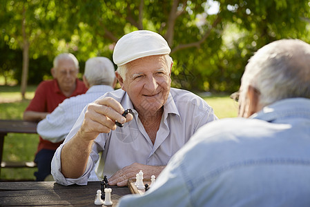 在职退休老年人 两个老人在公园下象棋图片