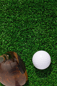 高尔夫球和绿色草地的驾驶员图片