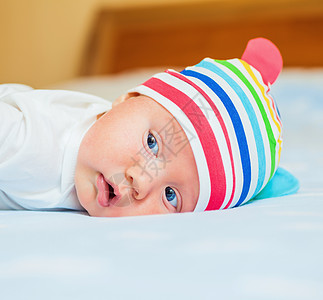 戴帽子的新生婴儿眼睛配件女儿蓝色快乐工作室女性童年毯子孩子图片