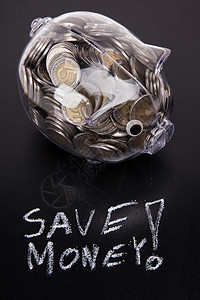 在小猪银行存钱 很多钱贷款订金盒子硬币小猪钱盒经济玻璃储蓄生长图片