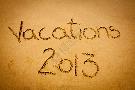 沙沙上写着2013年在沙滩上的假期图片