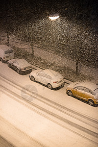 雪中停放的汽车图片