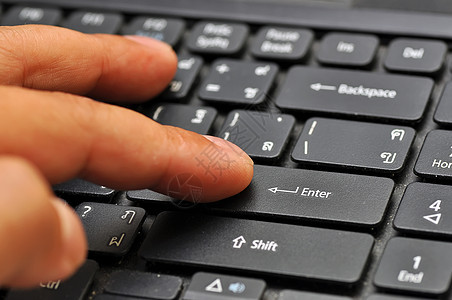 计算机键盘上的手指技术拇指钥匙商业商务指纹桌面互联网按钮工作图片