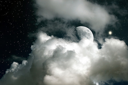 月亮在星空和云彩的背后图片