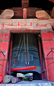 古老的红铜钟和中国北京塔图片