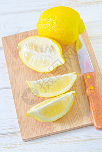 新鲜柠檬橙子水果果汁饮食食物厨房盘子桌子叶子制品图片